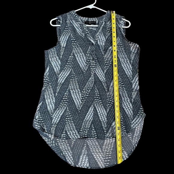 Fred David Women's V Neck Sleeveless Tops (Size L) - Picture 8 of 11